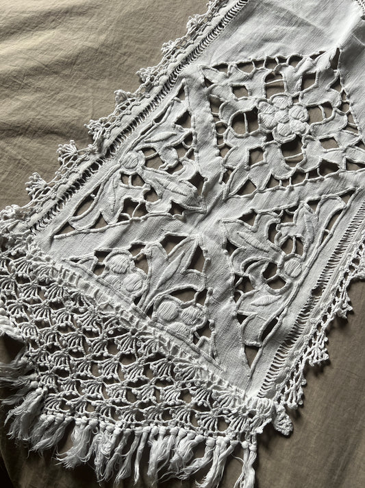 レースと刺繍のテーブルセンター