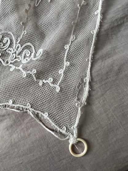 コルネリー刺繍のカーテン