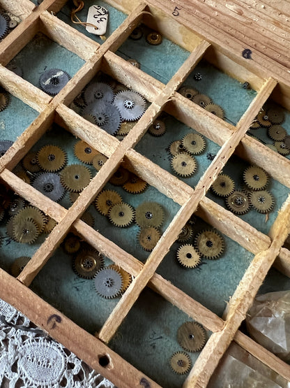 木箱入り時計の歯車パーツ