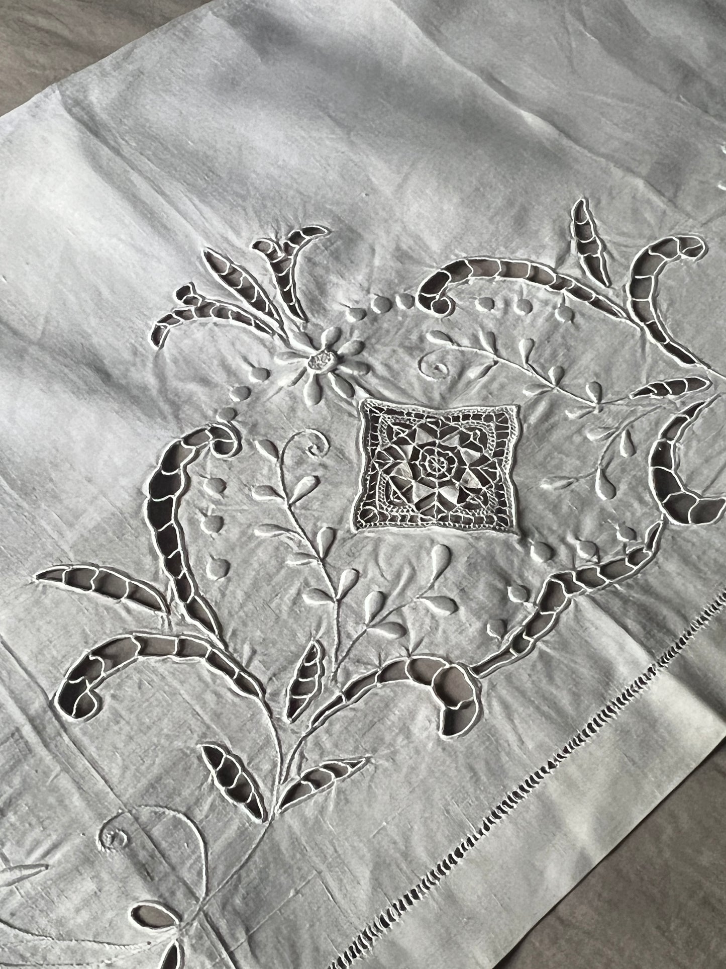 ★刺繍とレースの棚飾り
