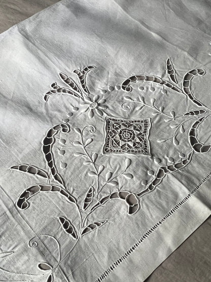 ★刺繍とレースの棚飾り