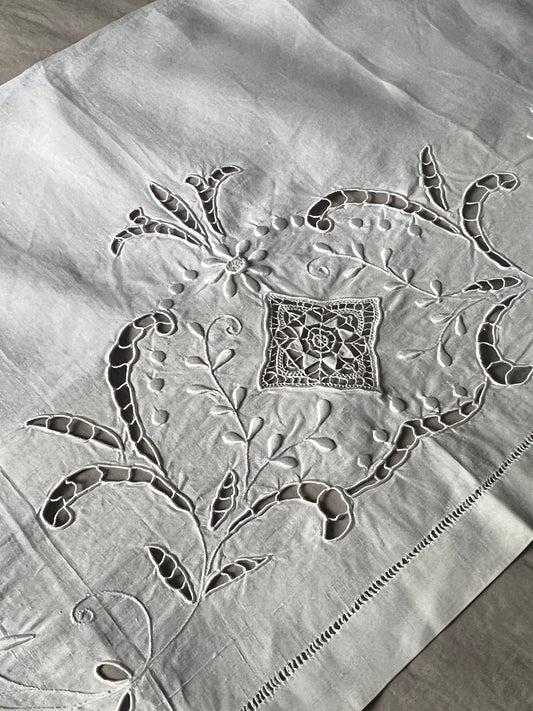 ★刺繍とレースの棚飾り
