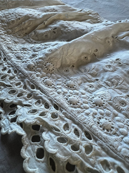 白刺繍ドレス裾飾り