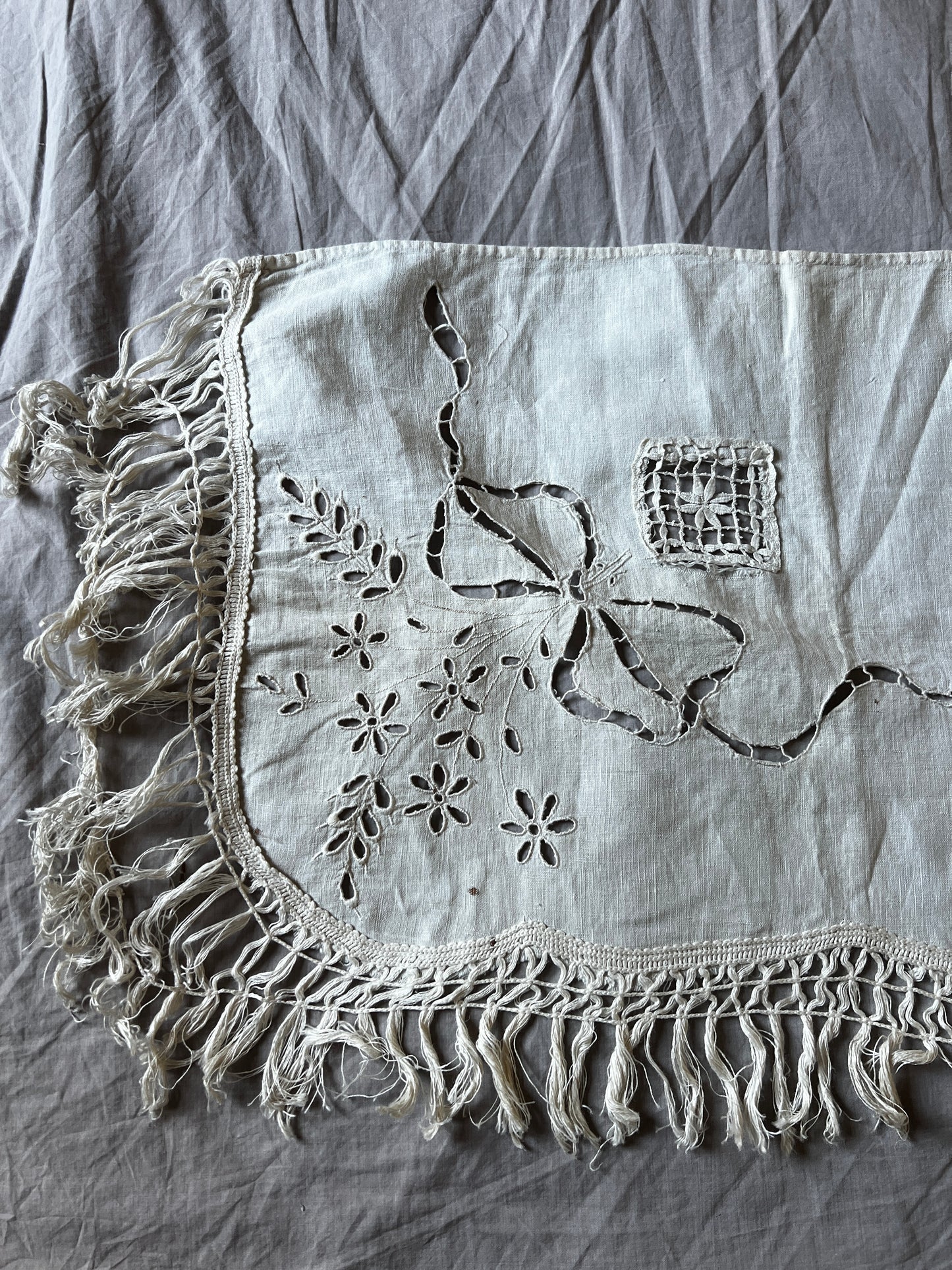 カットワーク刺繍の棚飾り