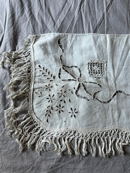 カットワーク刺繍の棚飾り