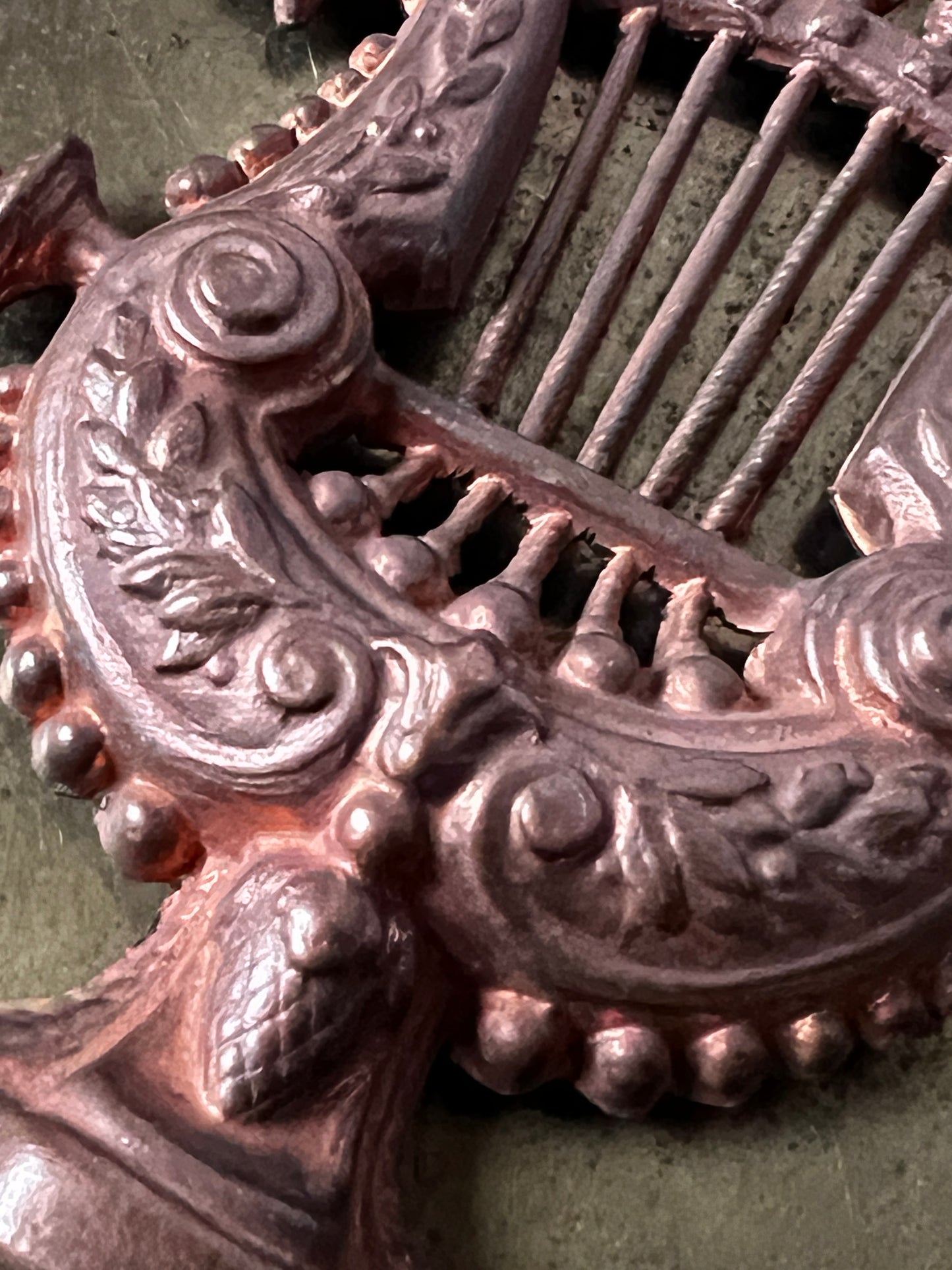 ブロンズ製竪琴のレリーフ