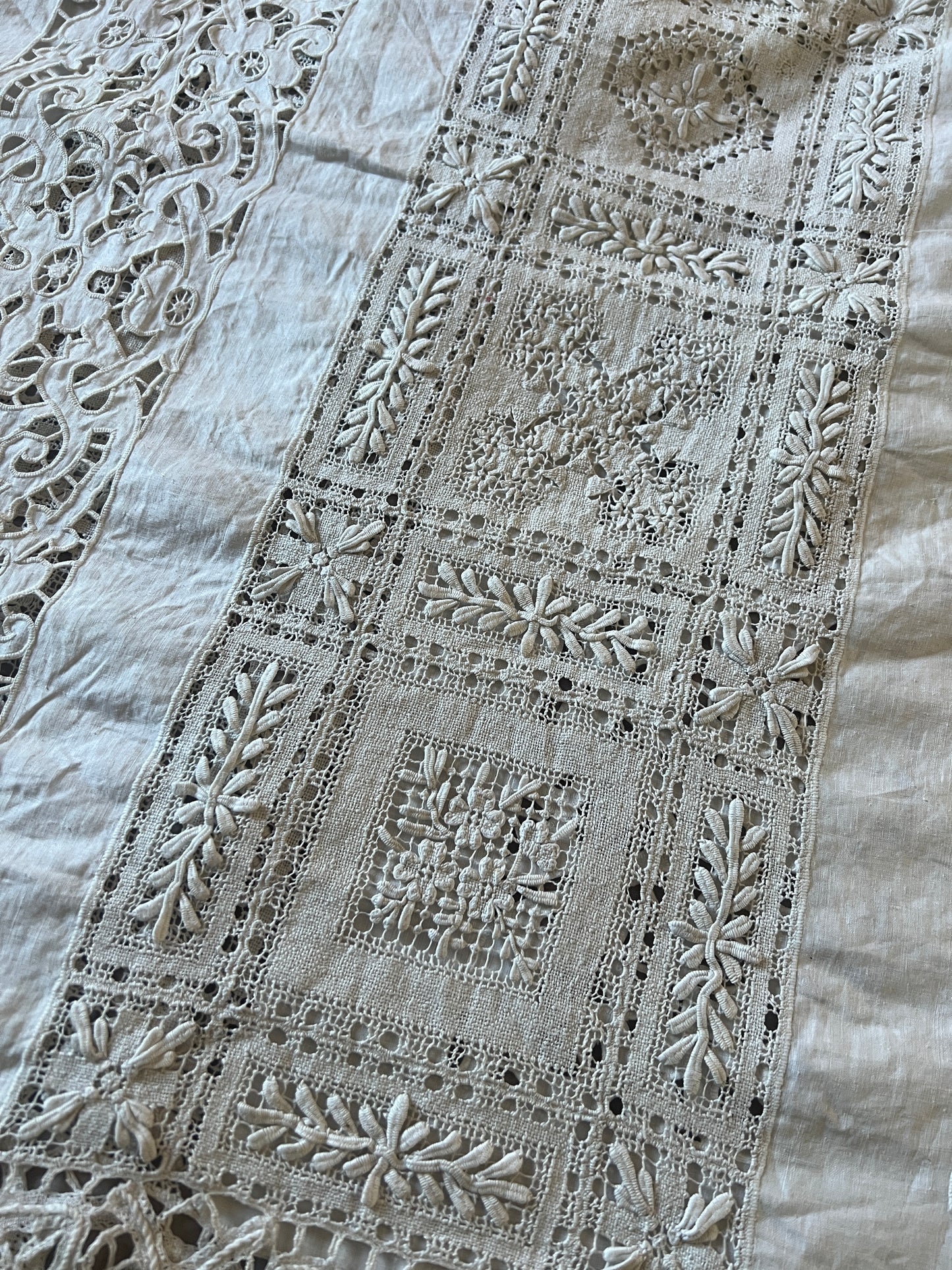 レースと刺繍の飾り布