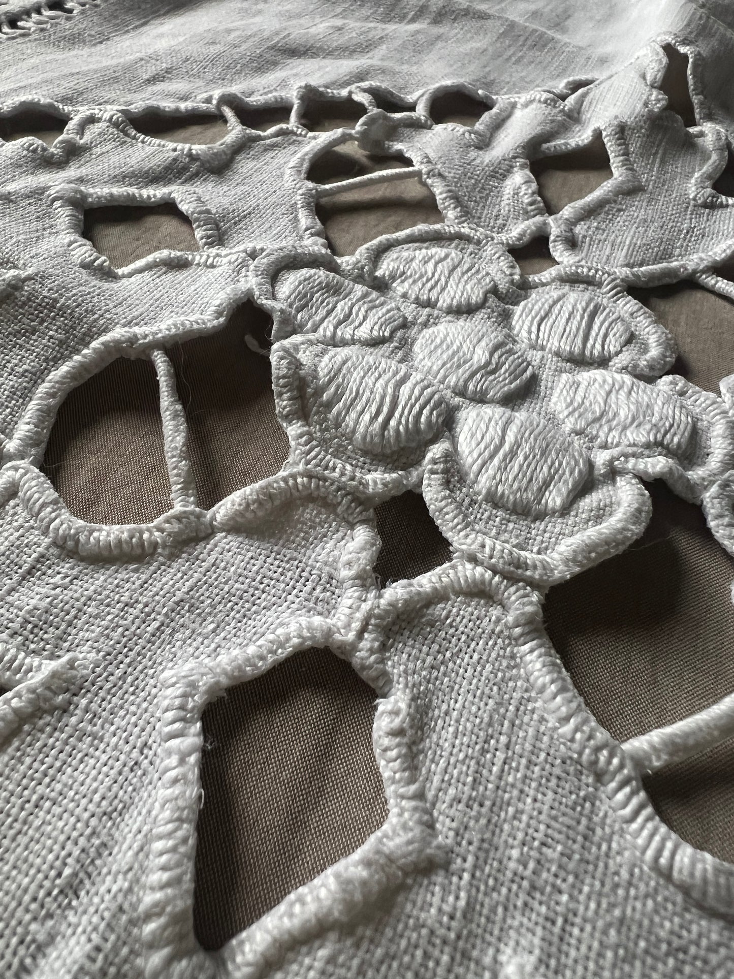 レースと刺繍のテーブルセンター