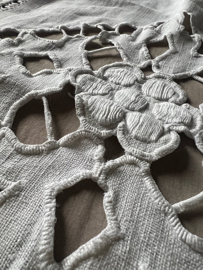 レースと刺繍のテーブルセンター