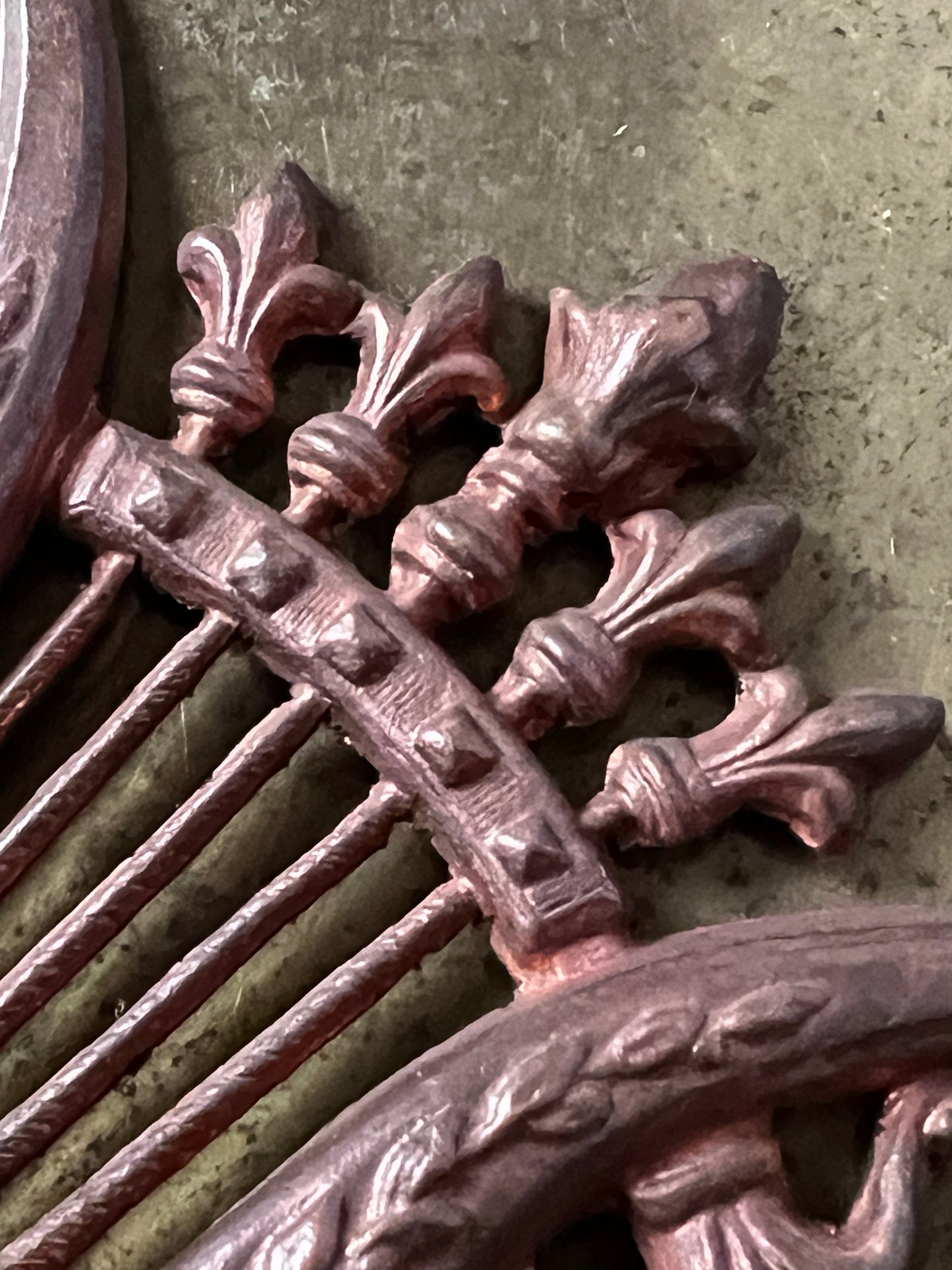 ブロンズ製竪琴のレリーフ