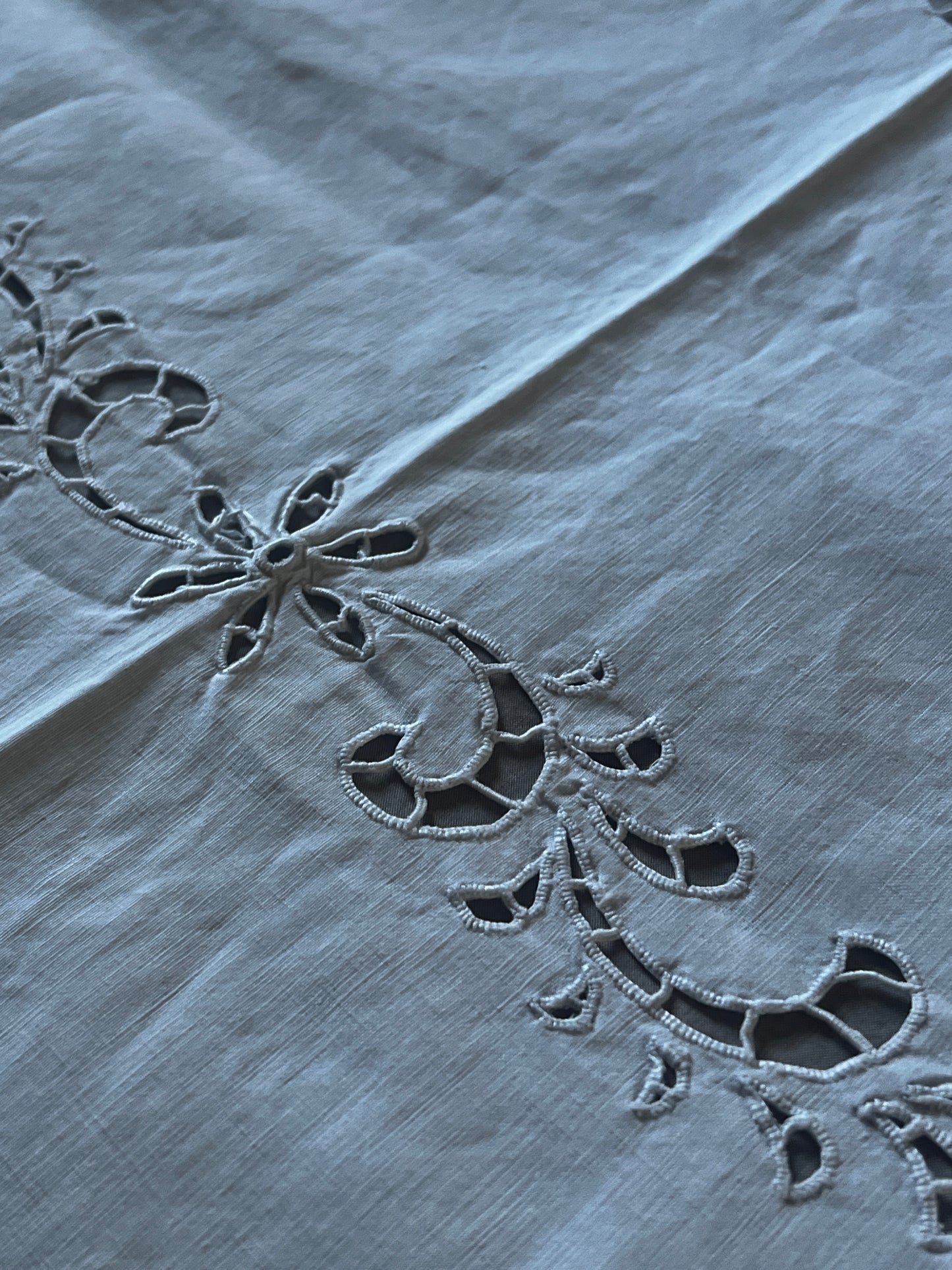 カットワークク刺繍大判クロス