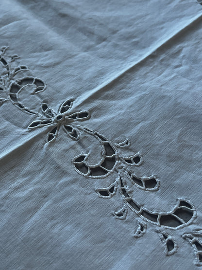 カットワークク刺繍大判クロス