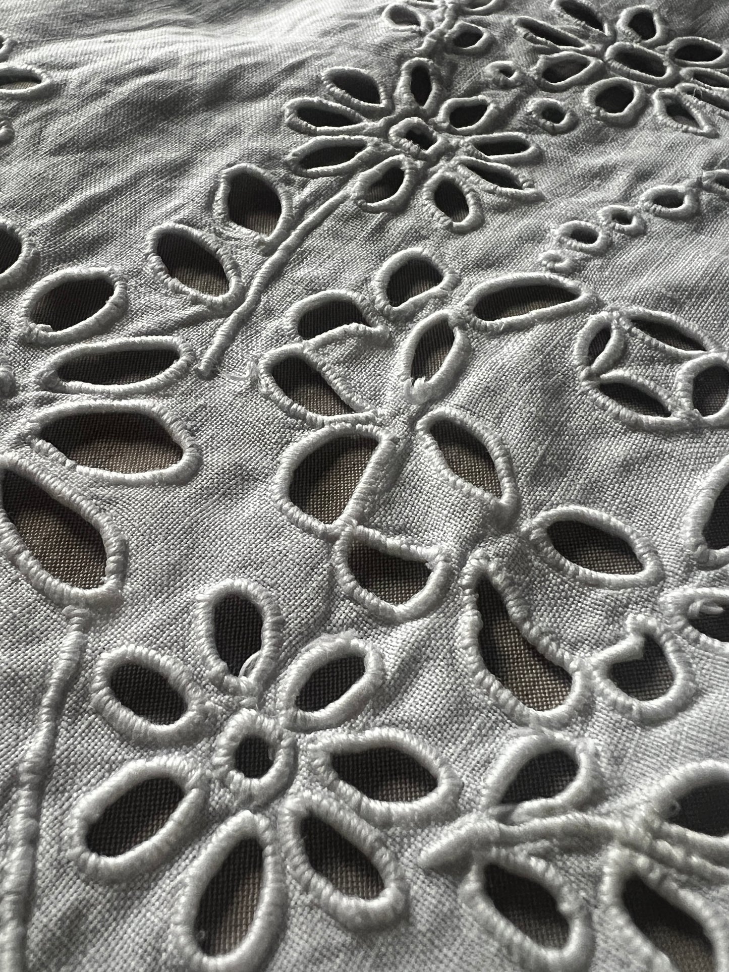 モノグラム刺繍カットワーククロス