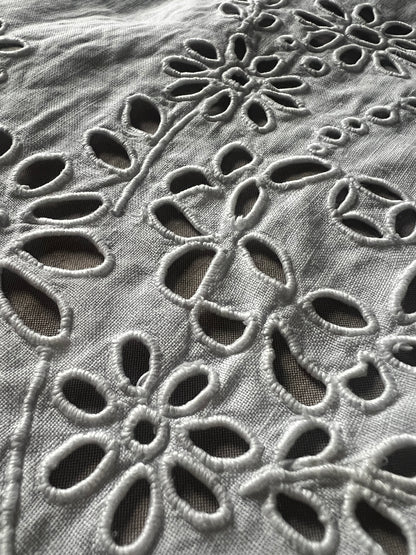 モノグラム刺繍カットワーククロス