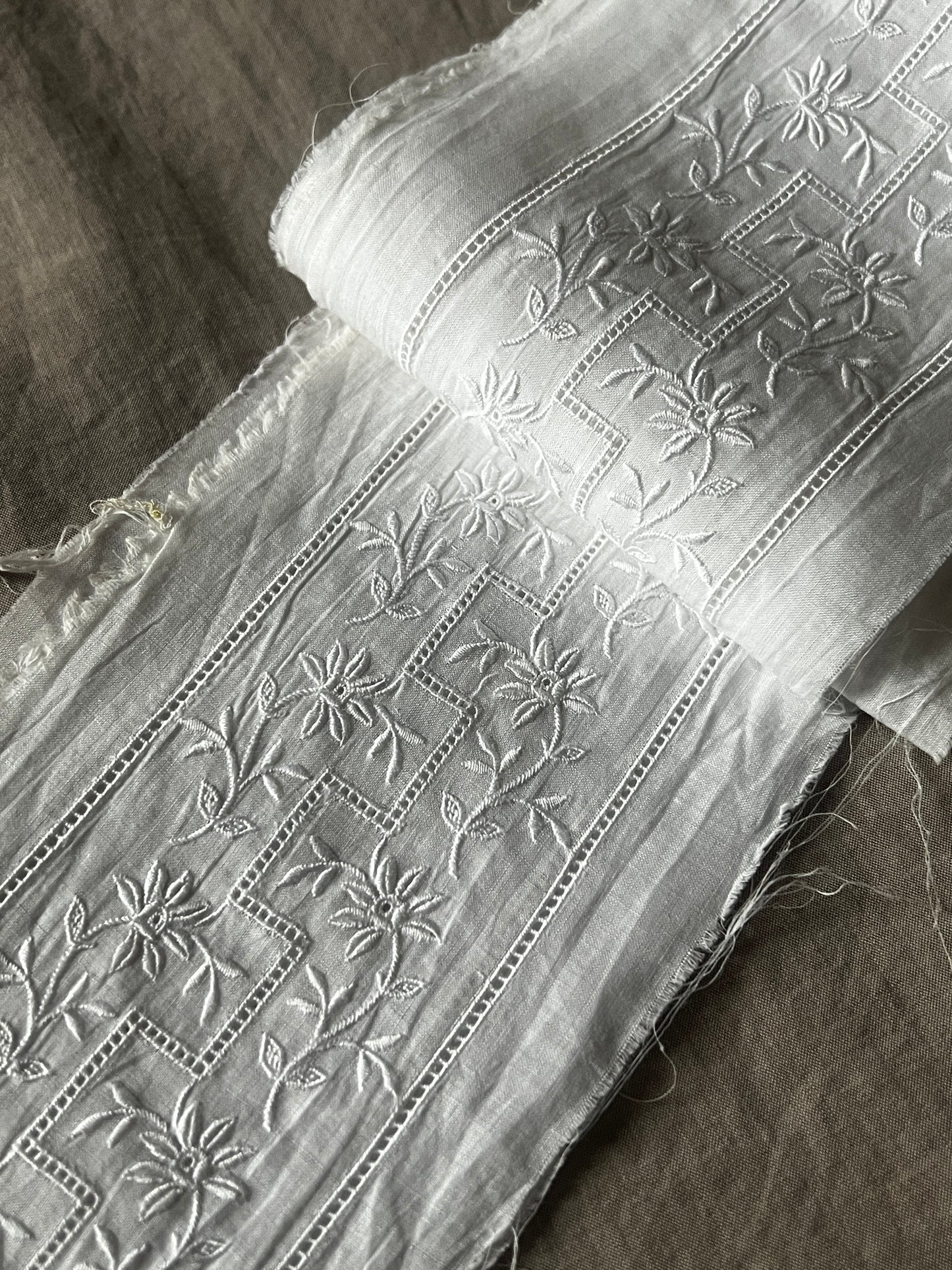 ★白刺繍トリム