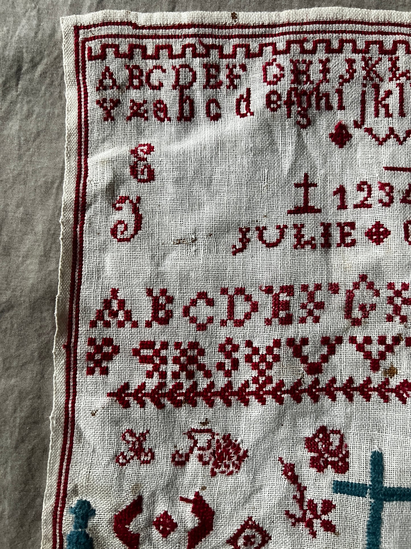 赤糸刺繍サンプラー(JULIE 1901年)