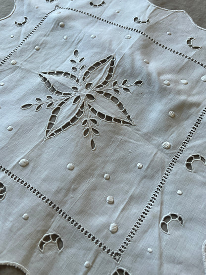カットワーク刺繍クロス