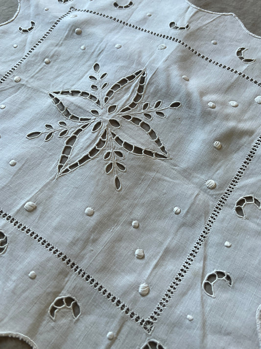 カットワーク刺繍クロス