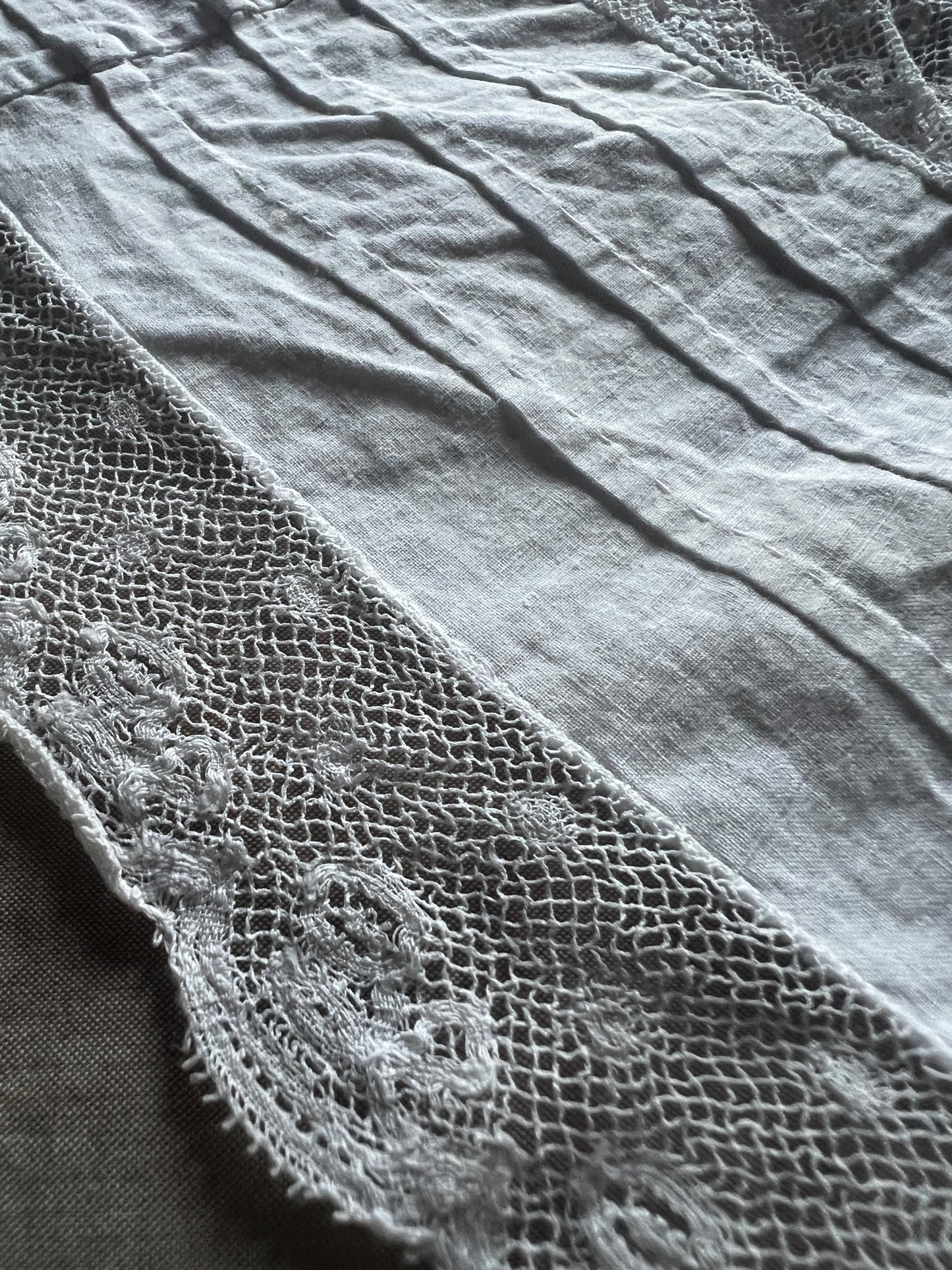 レースフリルのドレス裾