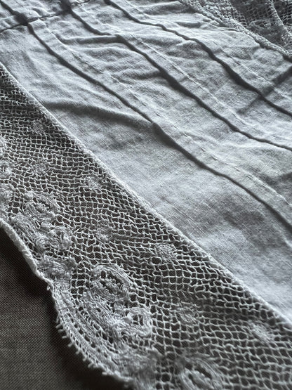 レースフリルのドレス裾