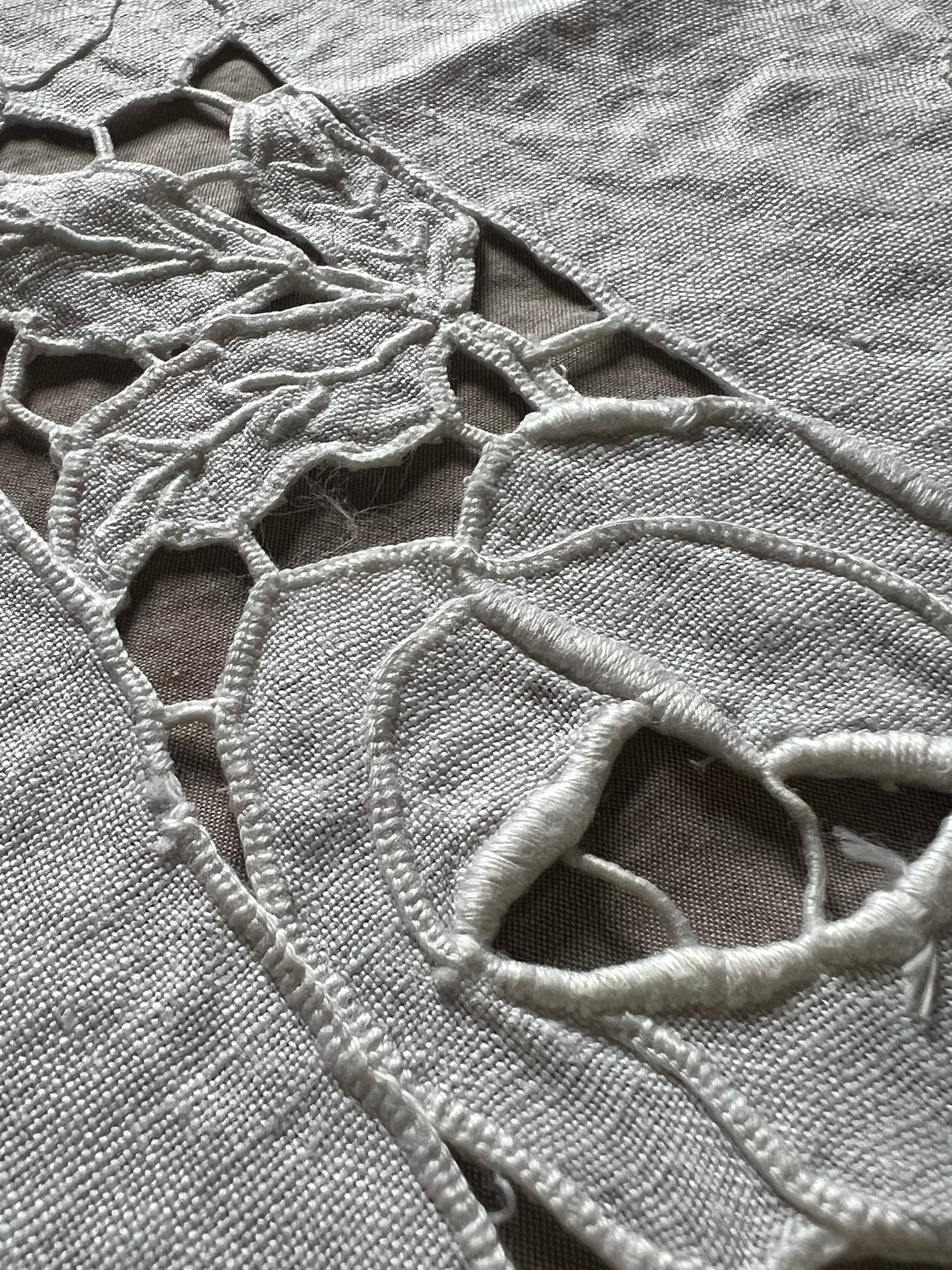 レースと刺繍の大判クロス
