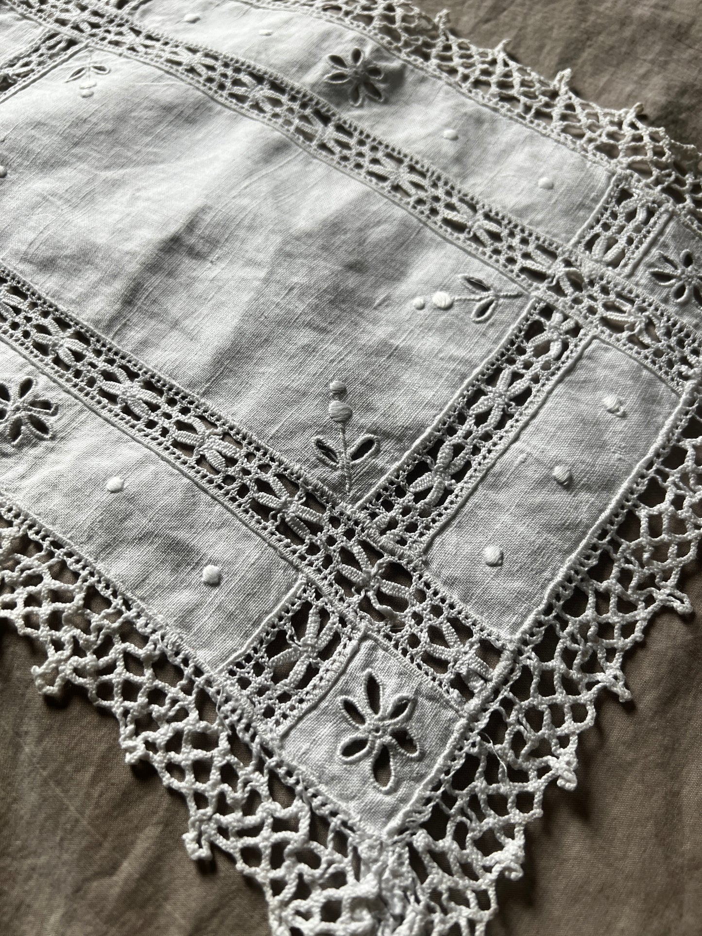 レースと刺繍の長方形クロス