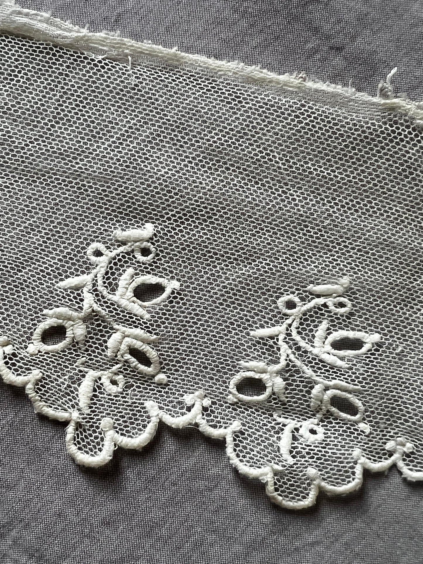チュール刺繍レース