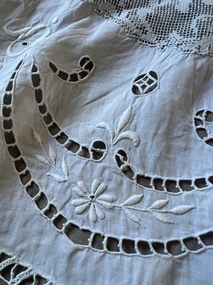 刺繍とレースの円形クロス(天使)