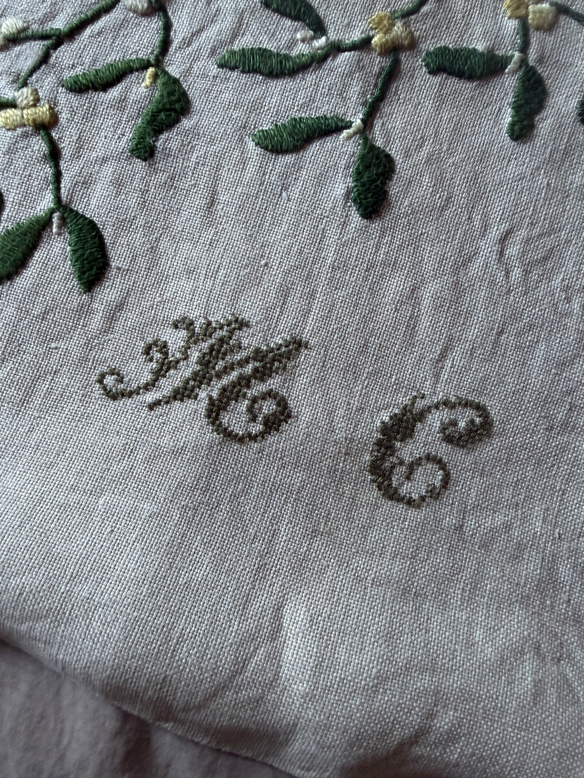 ヤドリギの刺繍のクッションカバー