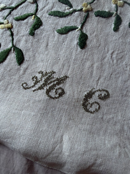 ヤドリギの刺繍のクッションカバー