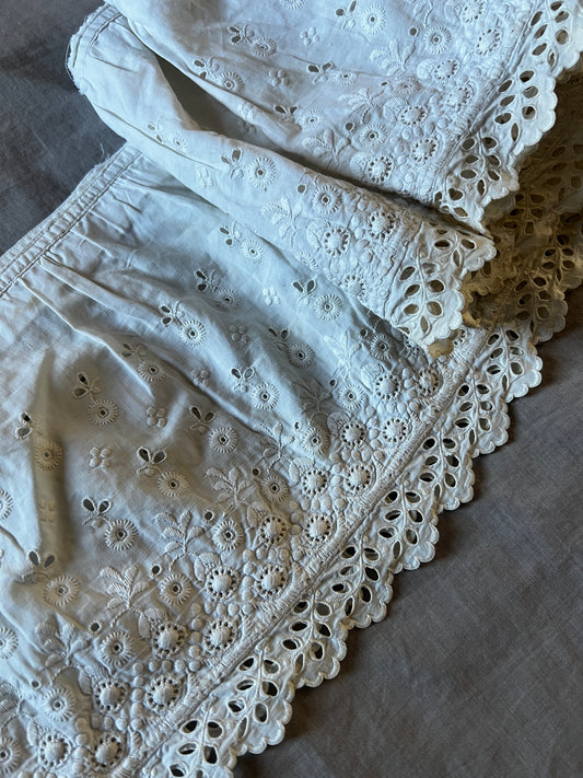 白刺繍ドレス裾飾り