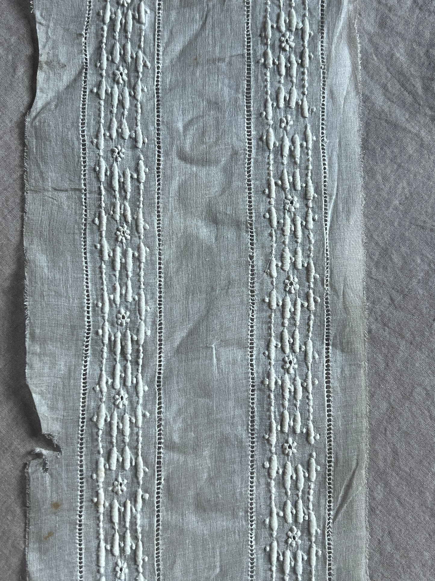 白刺繍布