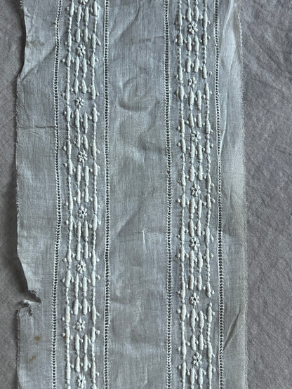 白刺繍布