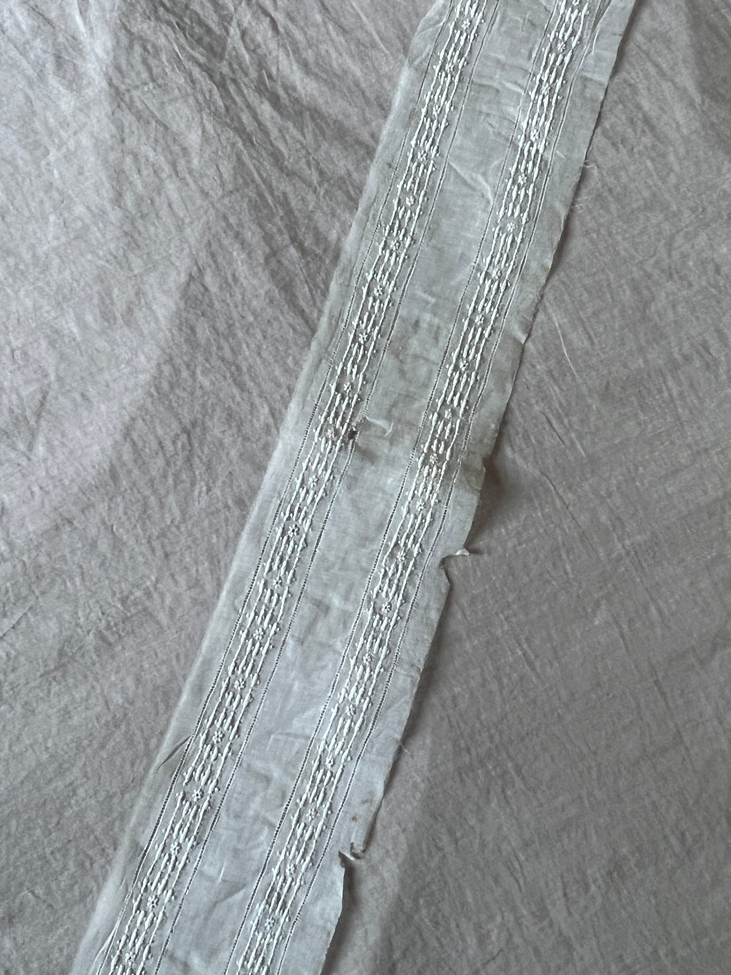 白刺繍布