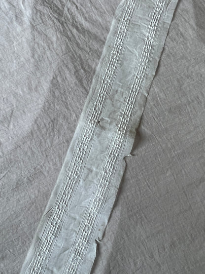 白刺繍布