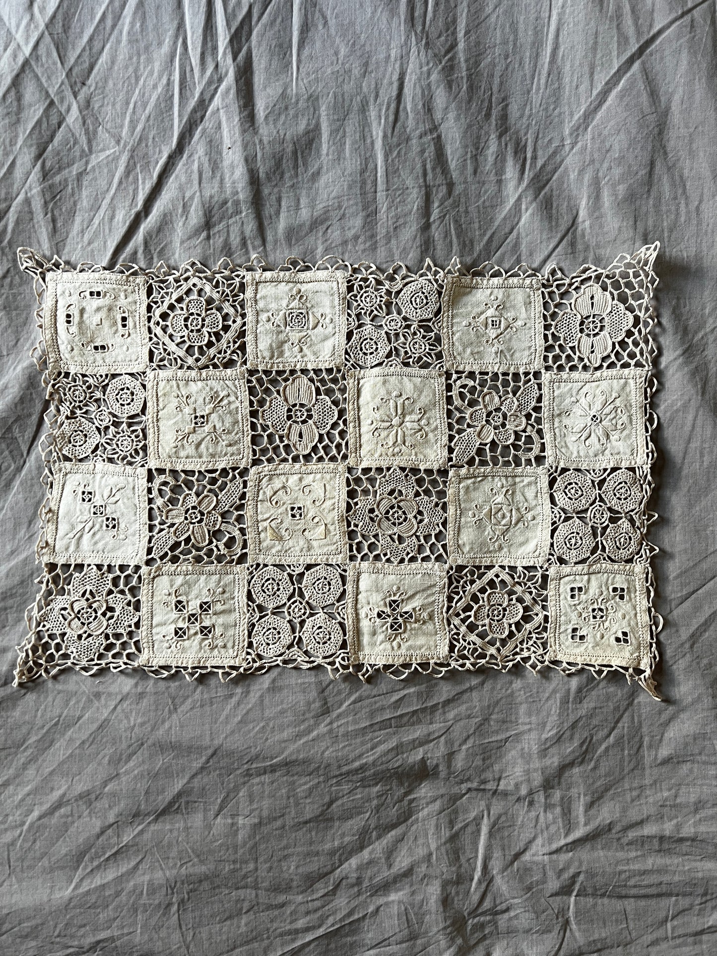 レースと刺繍のクロス