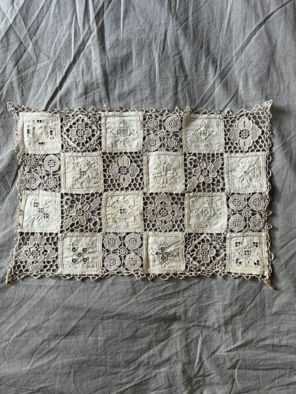 レースと刺繍のクロス