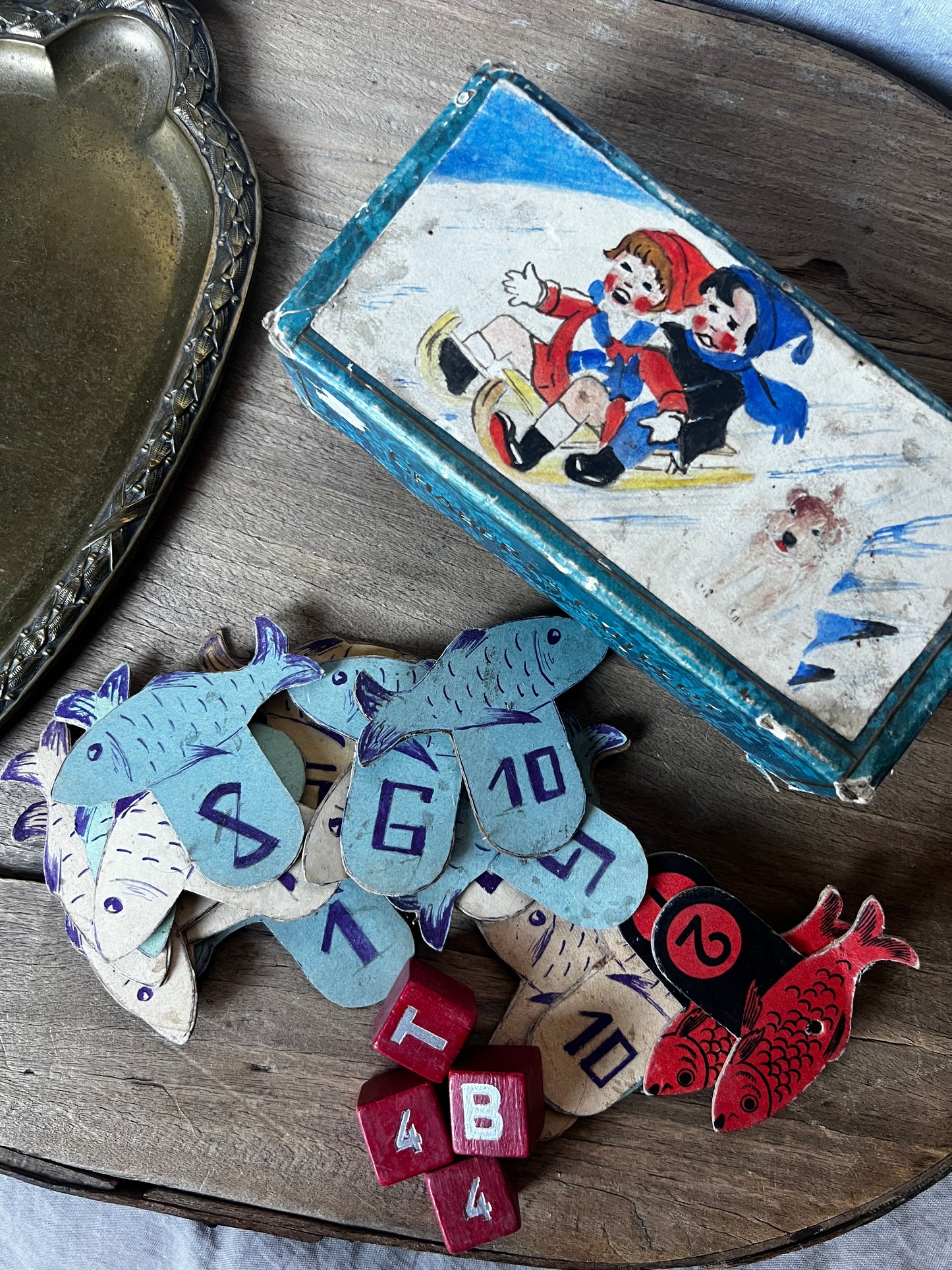 紙箱入りおもちゃ