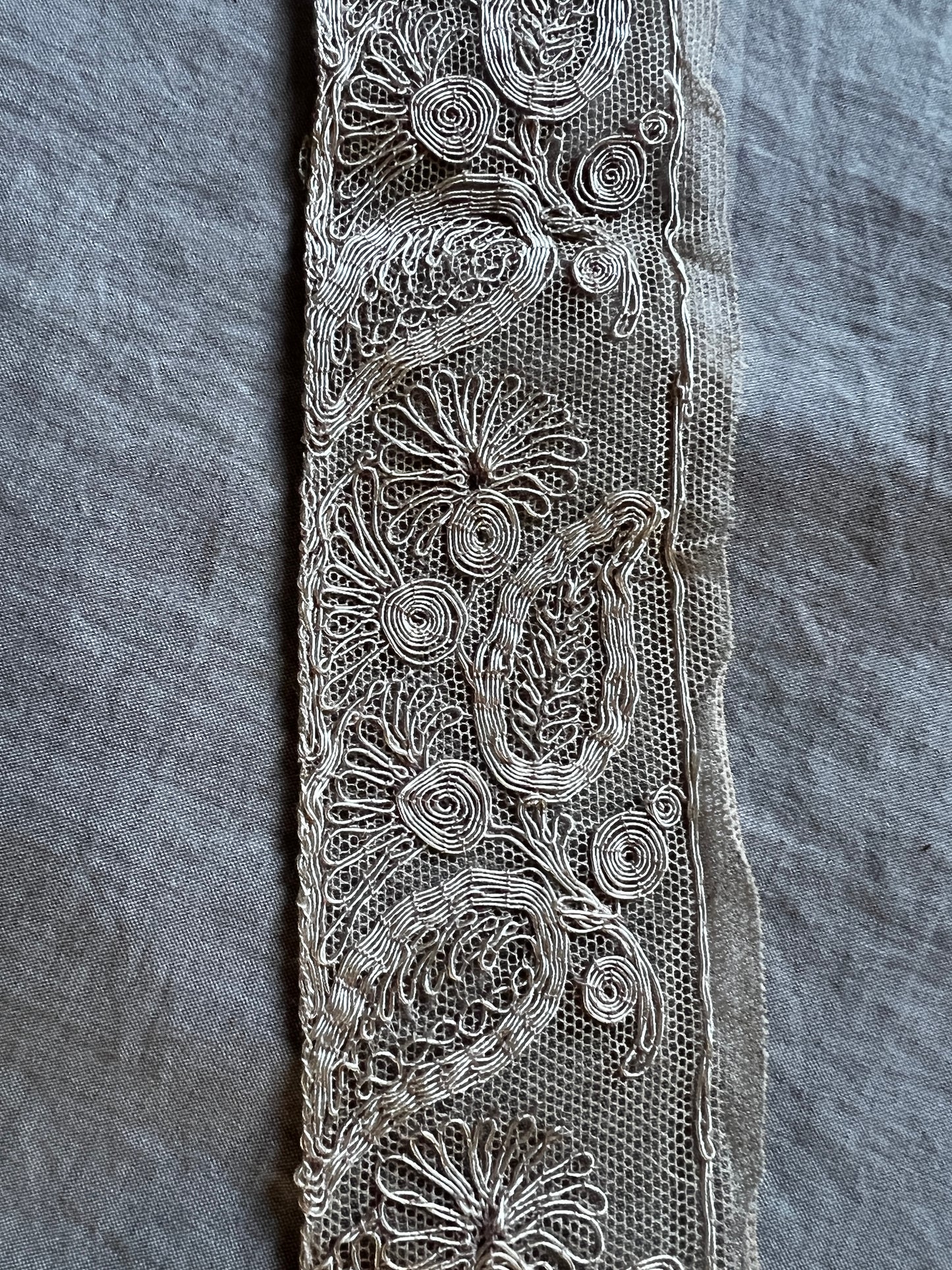 チュール刺繍レース