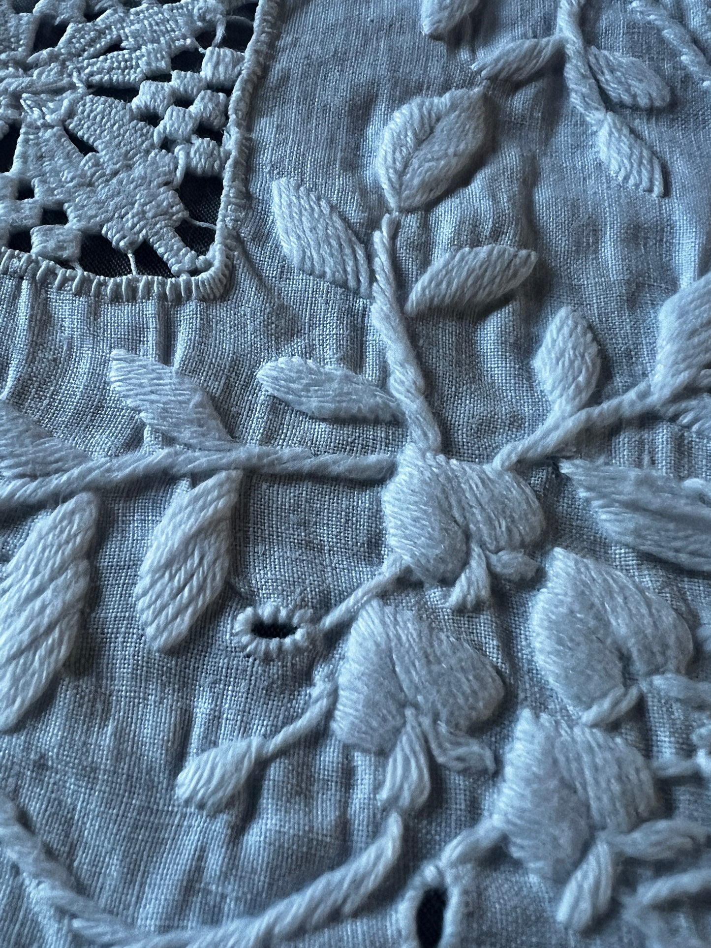 刺繍とレースのクロス