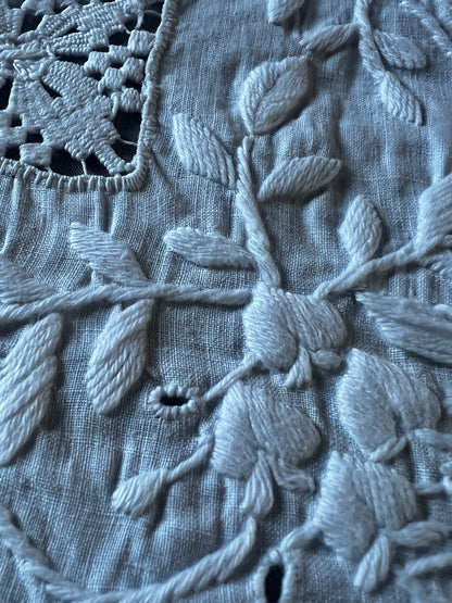 刺繍とレースのクロス