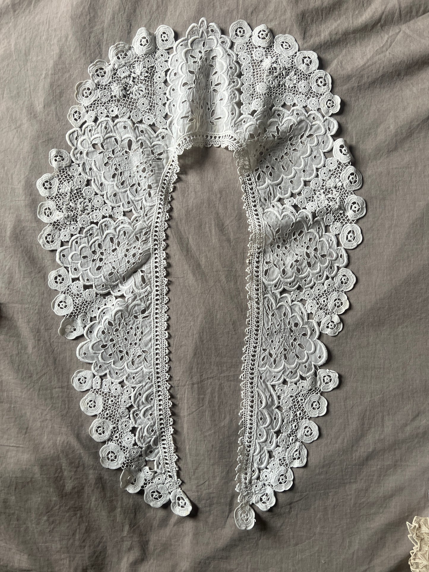 レースと刺繍の飾り襟