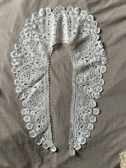 レースと刺繍の飾り襟