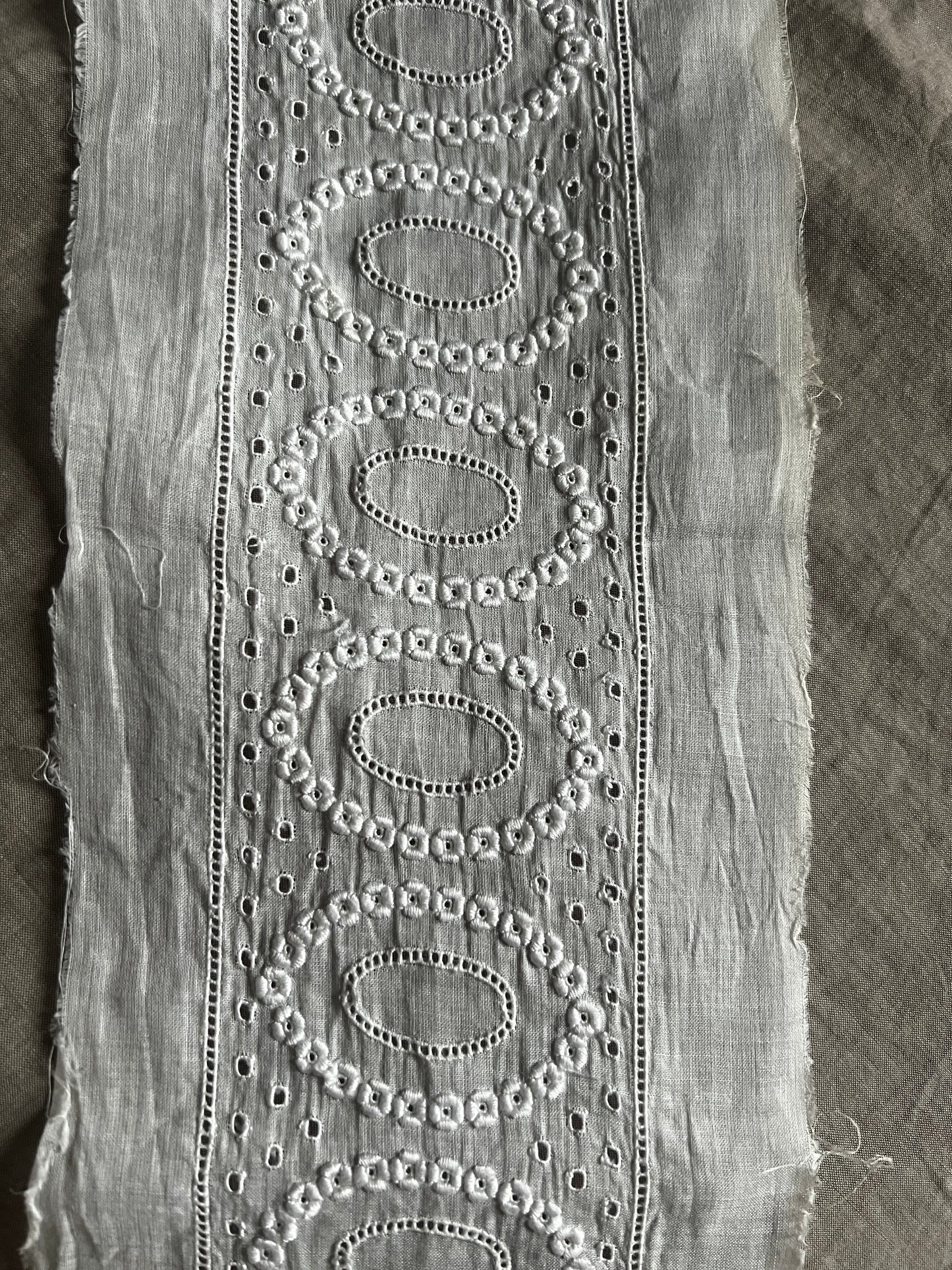 ★白刺繍トリム