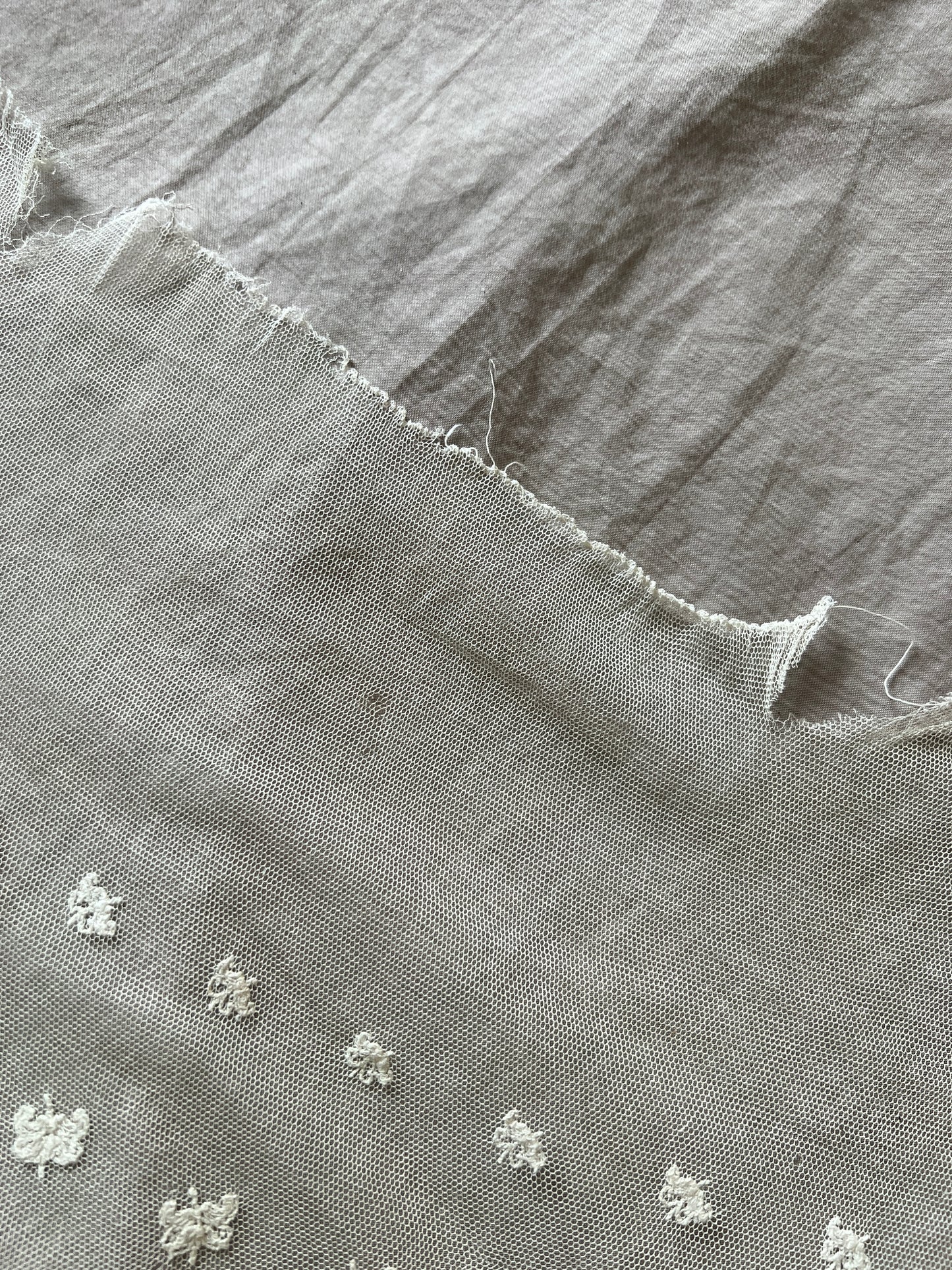 チュール刺繍レース端布