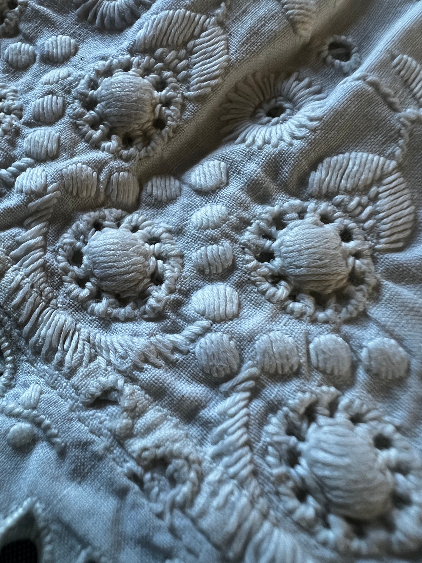 白刺繍ドレス裾飾り