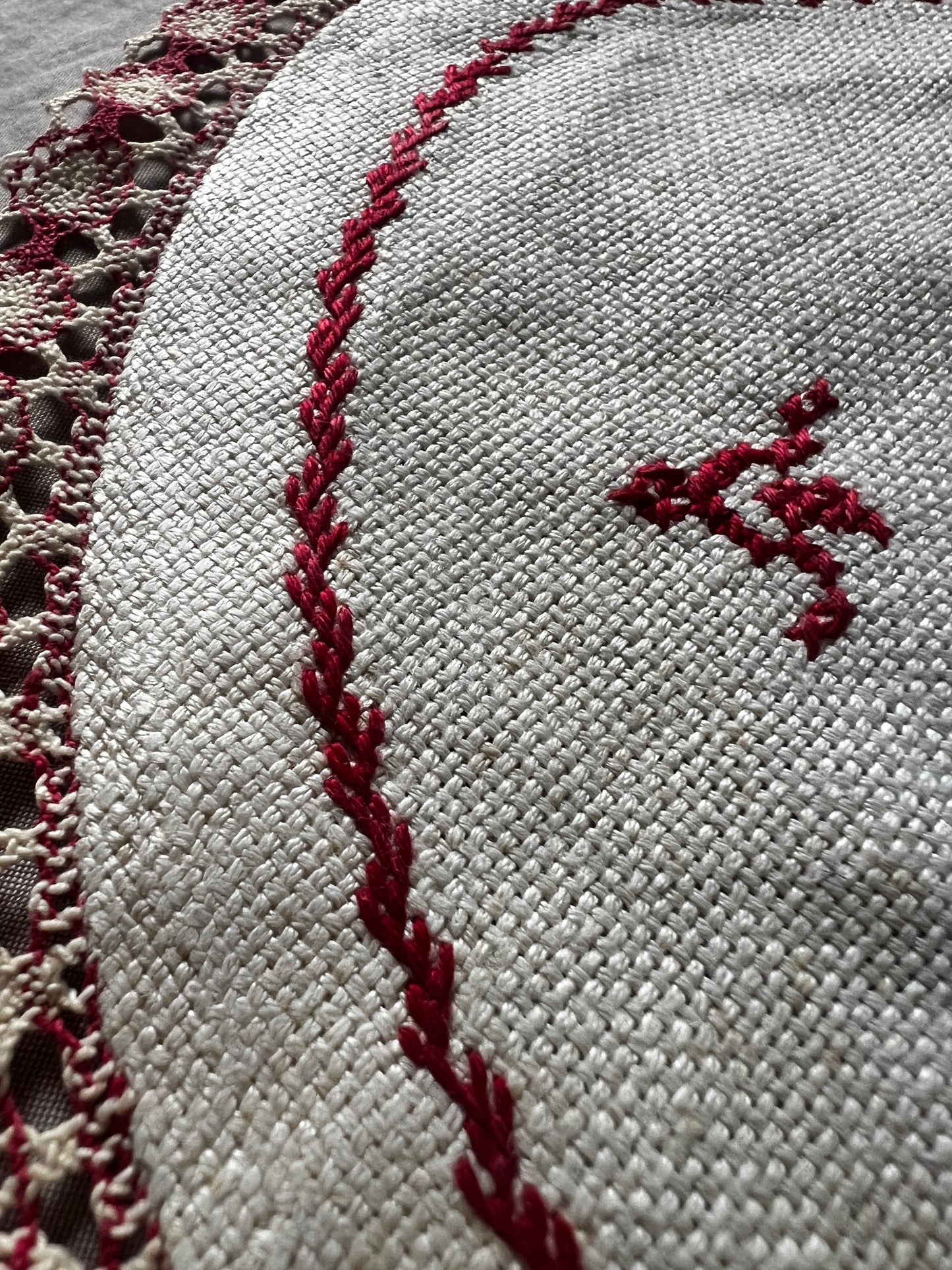 赤糸刺繍楕円形クロス