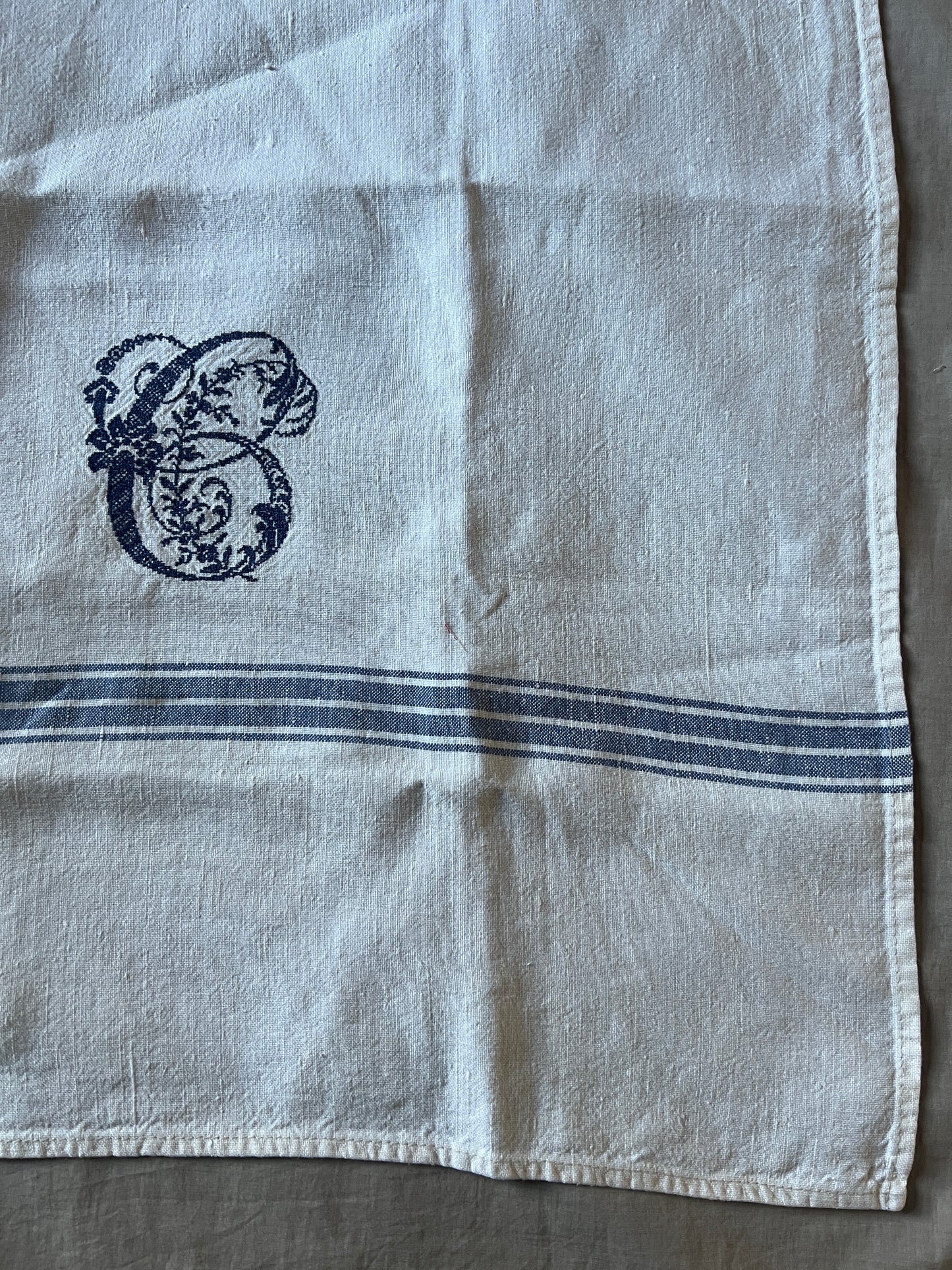 モノグラム刺繍入りリネントルション