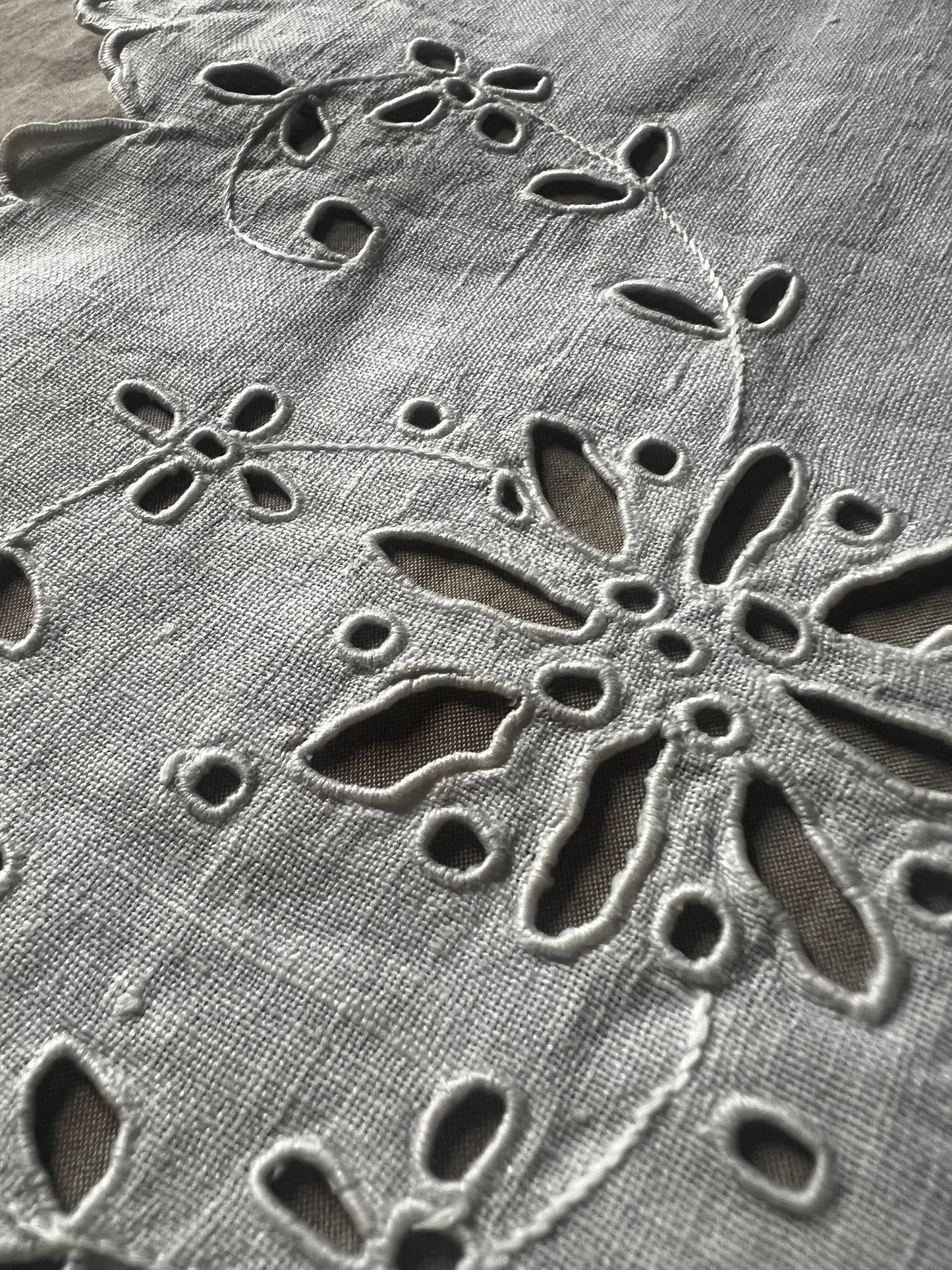 カットワークリネンクロス