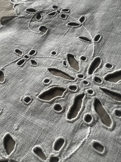 カットワークリネンクロス